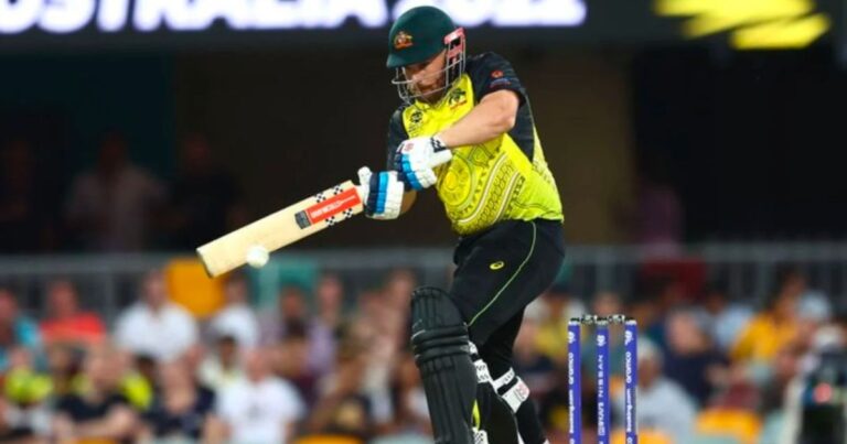 This is power hitting'…Finch hit a powerful six standing up…the bowler kept watching